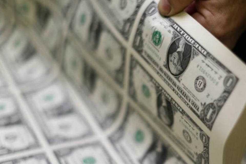 Dólar dispara pelo 3º dia após meta fiscal e atinge R$ 3,349