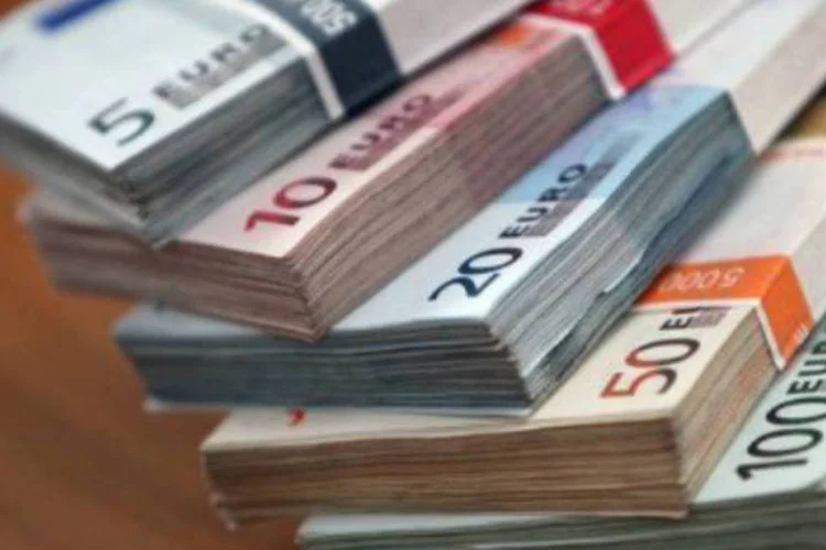 
	Notas de euro: clube dos funcion&aacute;rios que ganham mais de um milh&atilde;o de euros aumentou em 22 por cento em rela&ccedil;&atilde;o a 2013
 (AFP)