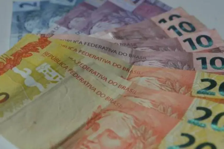 
	Notas de Real: com o aumento, o subs&iacute;dio dos ministros passaria de R$ 33,7 mil para a casa dos R$ 39 mil
 (Arquivo/Agência Brasil)