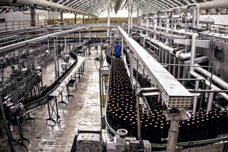
	Linha de produ&ccedil;&atilde;o da Brasil Kirin, em Itu: empresa tem 13 plantas no pa&iacute;s
 (Lia Lubambo)