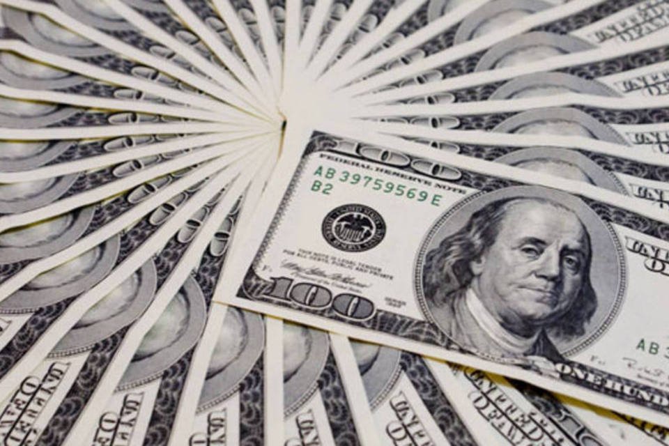 Queda do dólar provoca corrida em bancos e corretoras