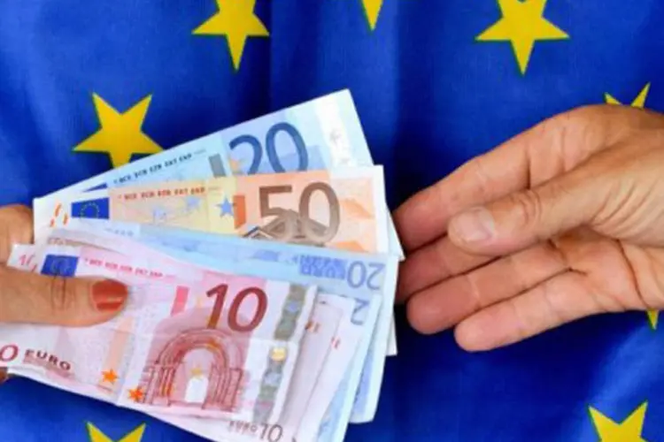 
	Notas de Euro: fluxo mensal de empr&eacute;stimos a sociedades n&atilde;o financeiras caiu &euro; 22 bilh&otilde;es em dezembro
 (©AFP / Philippe Huguen)
