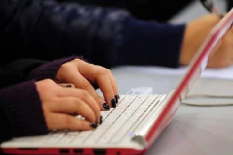 Vírus ataca os e-mails, enviando para todos os contatos da pessoa (AFP/Frederic J. Brown)