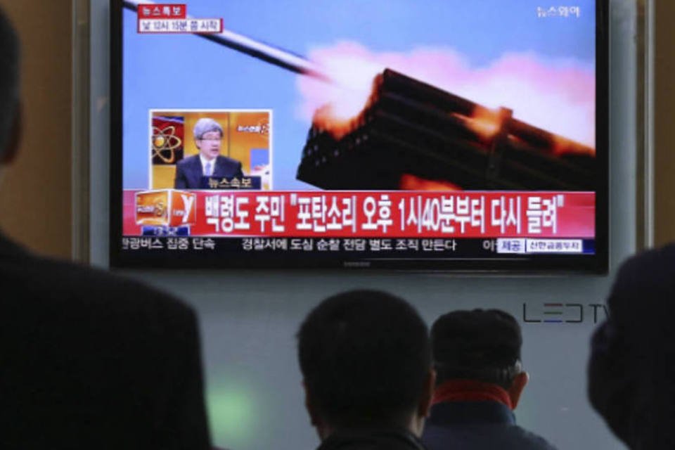 Coreias trocam fogo de artilharia ao mar na fronteira