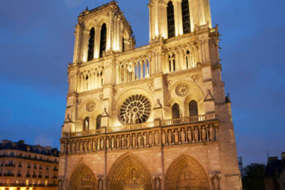 Homem se suicida na Notre-Dame e catedral é evacuada