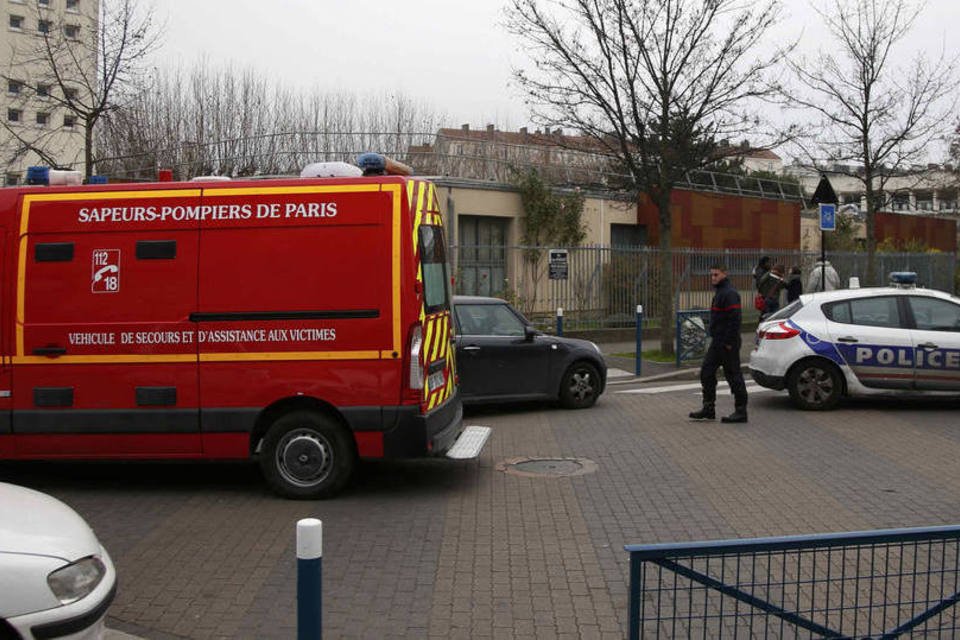 Homem fere professor em nome do EI nos arredores de Paris