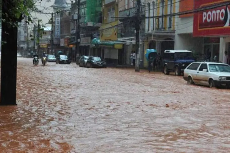 De acordo com o prefeito José Eliezer, a cidade, que tem cerca de 8 mil habitantes, está alagada por causa da cheia do Rio Muriaé (Valter Campanato/ABr)