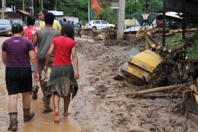 
	Nova Friburgo: a lama destrui ainda uma casa
 (Valter Campanato/Agência Brasil)