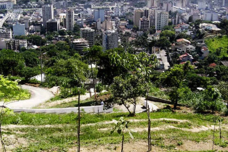 
	Serra de Madureira, em Nova Igua&ccedil;u: bombeiros&nbsp;foram acionados por volta das 4h10&nbsp;
 (Gerson Tavares/Flickr)