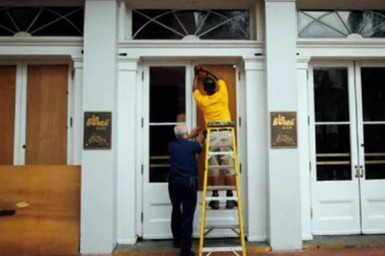
	Funcion&aacute;rios protegem a fachada do Royal Sonesta Hotel de Nova Orleans: o furac&atilde;o Isaac mant&eacute;m Nova Orleans em alerta, enquanto a cidade ainda luta para se recuperar do furac&atilde;o Katrina
 (Chris Graythen/Getty Images/AFP)