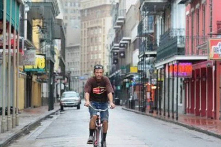 
	Homem anda de bicicleta na Bourbon Street: em Nova Orleans, cidade arrasada pelo Katrina h&aacute; sete anos, as ruas estavam quase vazias
 (Frederic J. Brown)
