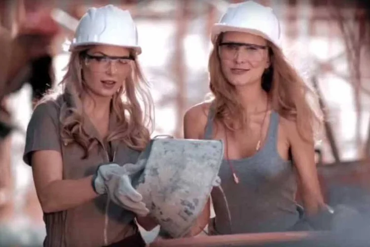 
	Comercial da Nova Schin: comercial exibe a cidade como uma esp&eacute;cie de habitat de belas mulheres loiras
 (Reprodução)