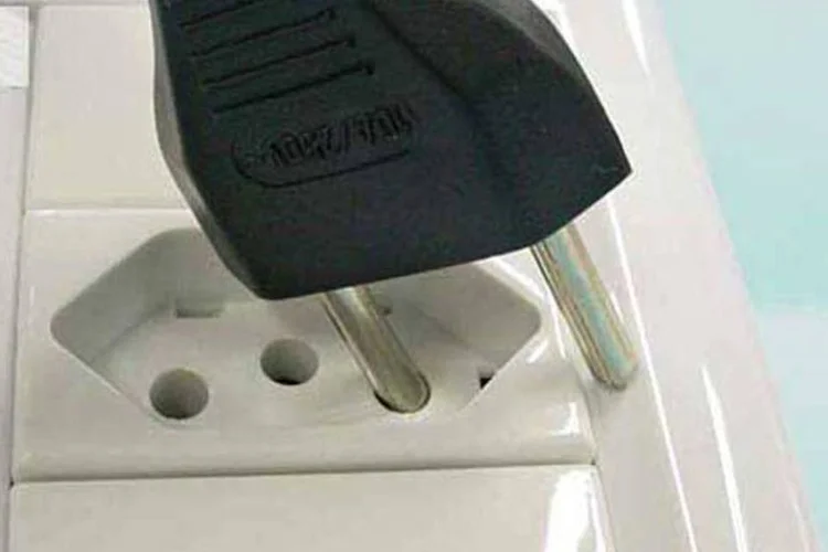 A nova tomada reduz o risco de choque elétrico, mas obriga os brasileiros a ter um suprimento de adaptadores à mão (Divulgação / Inmetro)