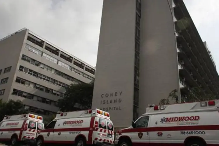 Hospital Coney Island, em Nova York, preparou ambulâncias para retirar pacientes antes da passagem do furacão Irene (Getty Images)
