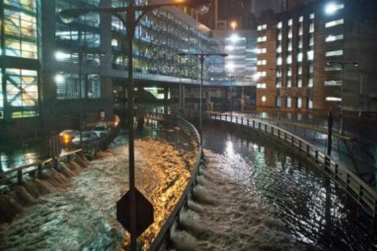 
	&Aacute;gua inunda uma via de Nova York em 29 de outubro com a passagem da supertempestade Sandy
 (Andrew Burton/Getty Images/AFP)