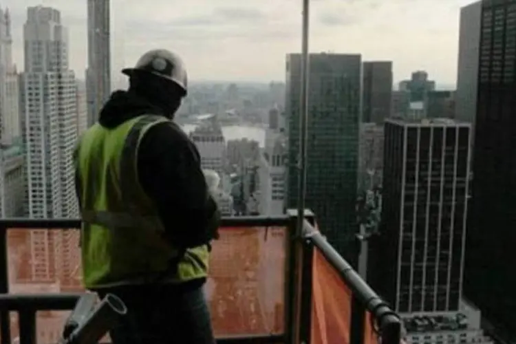 Operário olha para o Marco Zero e a região de Lower Manhattan (AFP/Getty Images/Chris Hondros)