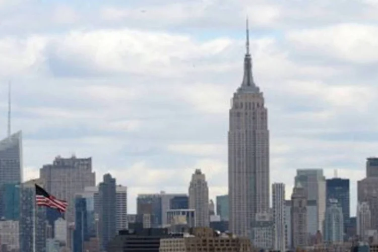 
	Pr&eacute;dios em Nova York, nos EUA: Parte da roupa das v&iacute;timas ficou pendurada nos galhos de uma &aacute;rvore de cerca de nove metros de altura
 (Don Emmert/AFP)