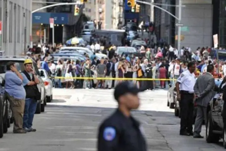 Policiais cercam uma rua em Manhattan: aeroportos pararam por um tempo (Mladen Antonov/AFP)