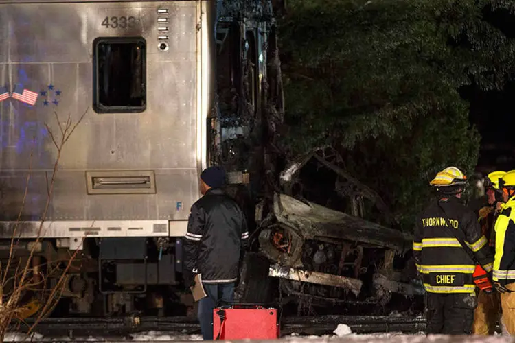 Carro colide com trem metropolitano na cidade de Valhalla, em Nova York  (REUTERS/Mike Segar)