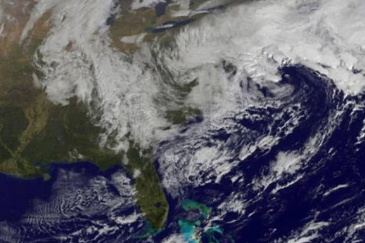 Imagem divulgada pela NASA em 7 de novembro mostra uma nova tempestade se formando na costa leste dos Estados Unidos
 (AFP)