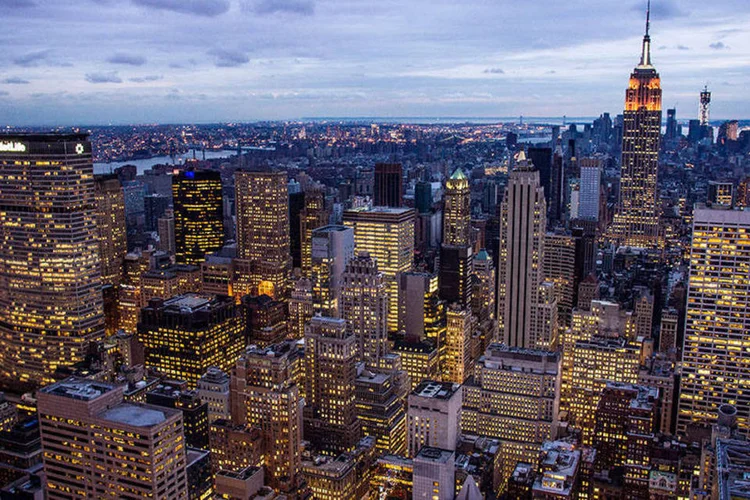 
	Nova York: &quot;Com a constru&ccedil;&atilde;o da maior frota municipal de ve&iacute;culos el&eacute;tricos do pa&iacute;s, a cidade de Nova York continua dando exemplo&quot;
 (Afton Almaraz/Getty Images)