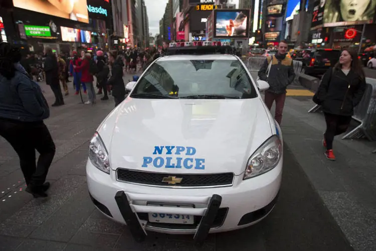 
	Carro de pol&iacute;cia na Times Square, em Manhattan: milh&otilde;es de nova-iorquinos e turistas s&atilde;o esperados nas ruas
 (Carlo Allegri/REUTERS)