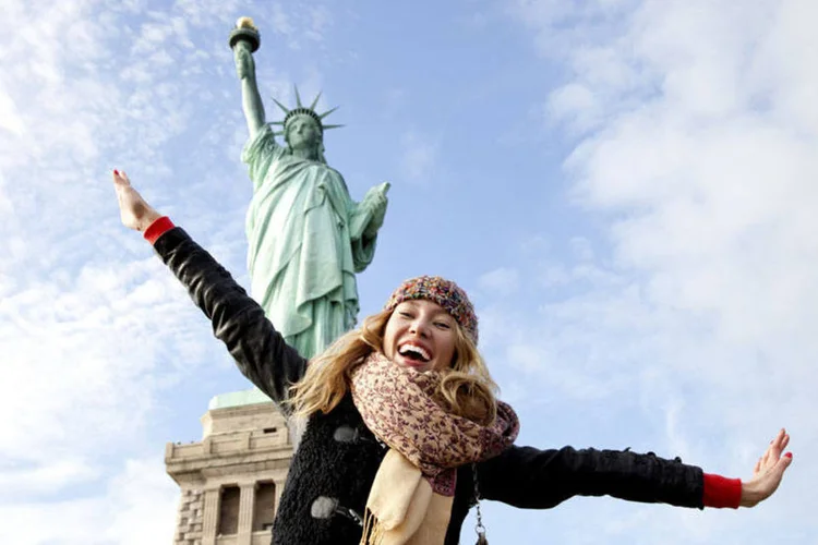 
	Jovem abre os bra&ccedil;os em frente &agrave; Est&aacute;tua da Liberdade, em Nova York: &iacute;ndice 2015 da YouthfulCities listou 55 cidades ao redor do mundo
 (thinkstock)