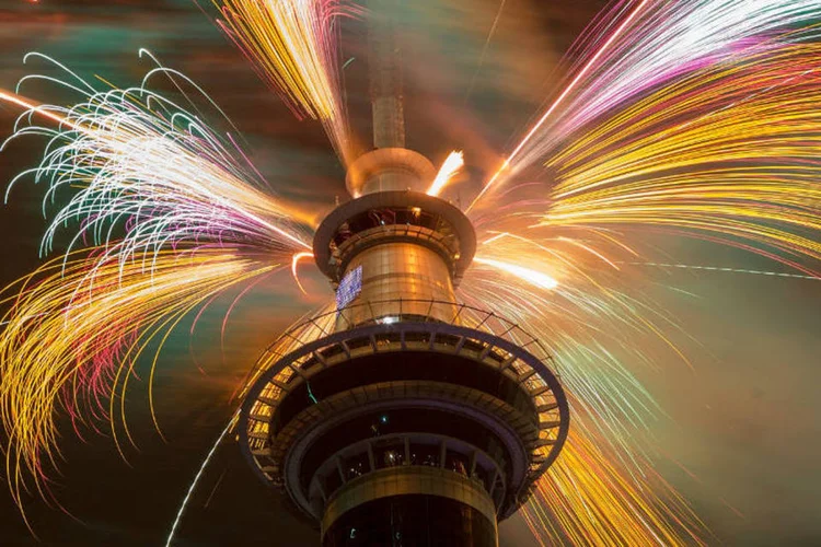 
	Chuva de fogos de artif&iacute;cio na Sky Tower: na Oceania, Nova Zel&acirc;ndia foi a primeira a celebrar a chegada de 2015
 (Dave Rowland/Getty Images)