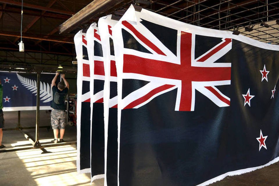 Neozelandeses votam a favor de manter antiga bandeira