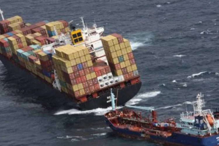 Cargueiro Rena: segundo a Marinha, a população deve se afastar da área do vazamento porque a substância é 'altamente tóxica'
 (Maritime New Zealand/ NZ Defence Force/AFP)