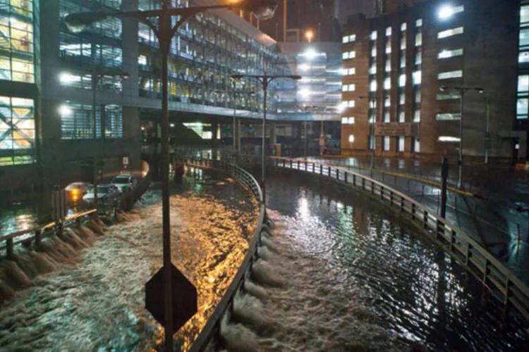 Tormenta atingiu a costa de New Jersey com ventos de 130 quilômetros por hora e fez Nova York ser invadida pela água do mar (Andrew Burton/Getty Images)