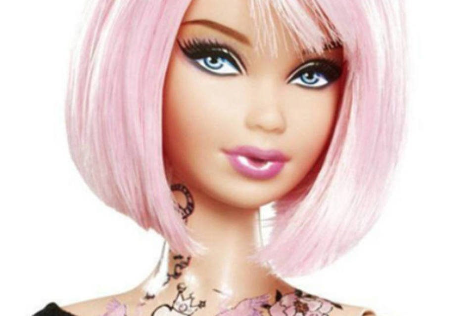 Barbie tatuada causa polêmica e divide pais