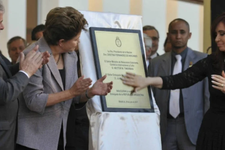 As presidentas do Brasil, Dilma Rousseff, e da Argentina, Cristina Kirchner e o ex-presidente Luiz Inácio Lula da Silva durante inauguração da embaixada (Agência Brasil)