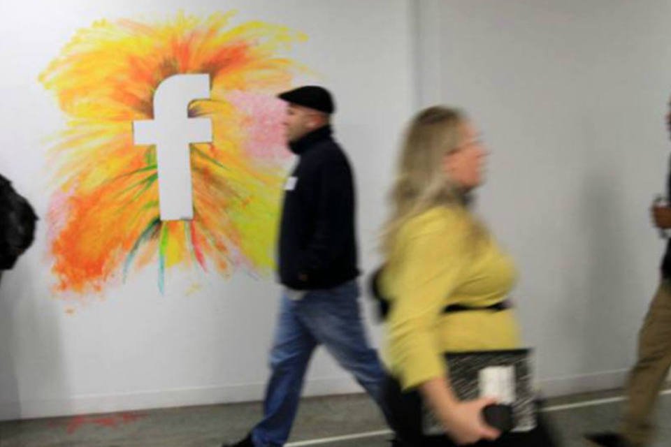 Facebook cresce e flerta com publicidade