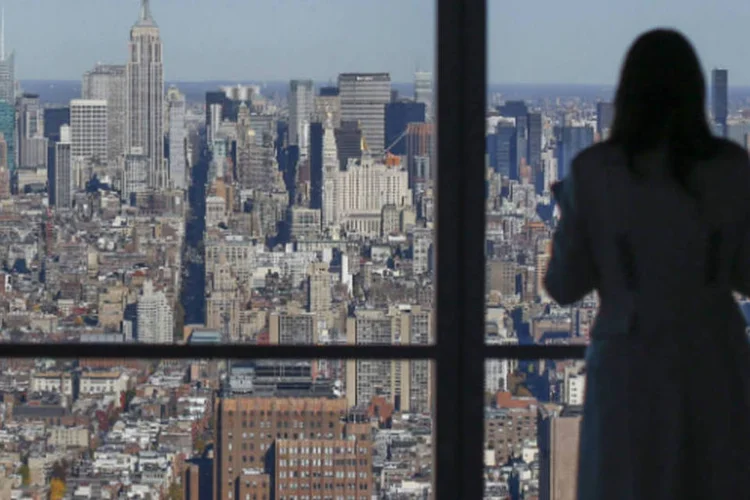
	Mulher observa Nova York do 68&ordm; andar de uma das novas torres do World Trade Center
 (Reuters/Shannon Stapleton)