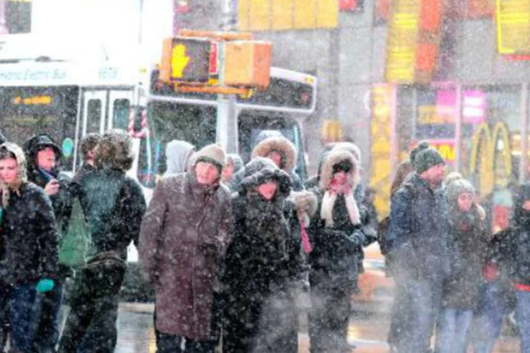 
	Neve em NY: autoridades alertam que essas temperaturas podem provocar graves les&otilde;es na pele em poucos minutos de exposi&ccedil;&atilde;o ao ar livre e pediram prud&ecirc;ncia (AFP)
