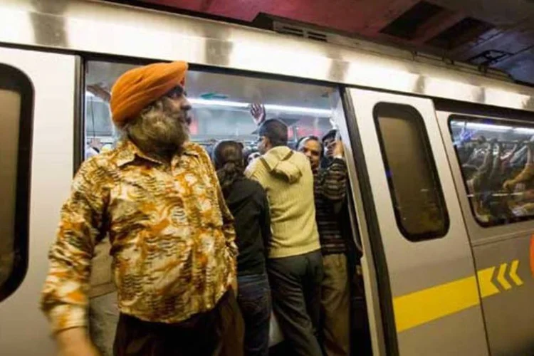 Pessoas no metrô superlotado de Nova Déli, na Índia (Daniel Berehulak/Getty Images)