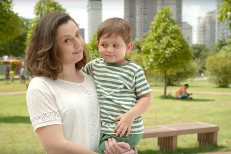 
	Comercial da Novalgina: campanha teve estreia no domingo
 (Reprodução/Youtube)