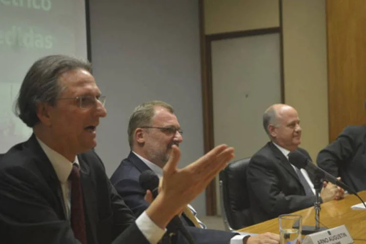 Maurício Tolmasquim (EPE), Arno Augustin (Tesouro Nacional), Márcio Zimmermann (Minas e Energia) e Romeu Rufino (Aneel) explicam medidas para o setor elétrico (José Cruz/Agência Brasil)