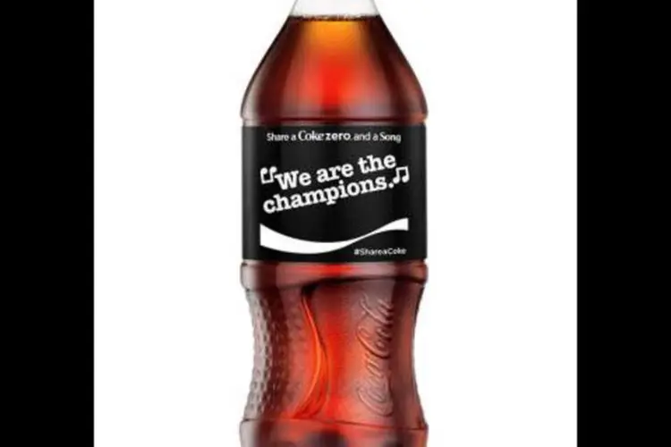 
	Novos r&oacute;tulos da Coca-Cola: batizada de &quot;Share a Coke and a Song&quot;, a campanha inclui spots de r&aacute;dio, a&ccedil;&otilde;es de social media e out of home
 (Divulgação)