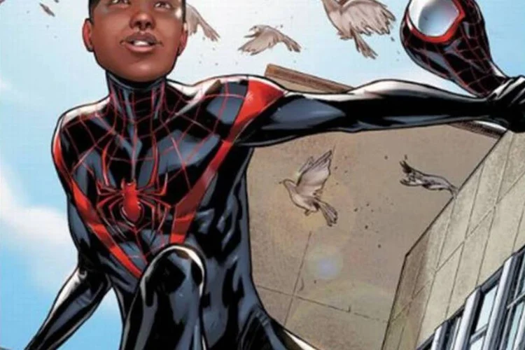 O novo encarregado de proteger Nova York, um menino de pele negra, foi desenhado por Sara Pichelli, Salvador Larroca e Calyton Crain (Divulgação)