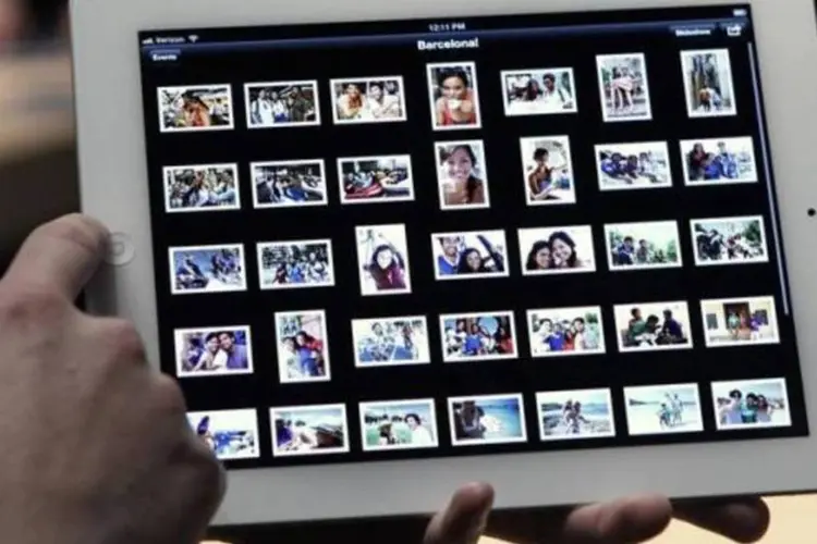 Convidado confere aplicativo de fotos do novo iPad na sala de demonstração após evento de lançamento da Apple, em São Francisco (Robert Galbraith/Reuters)