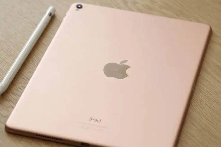 
	Ipad Pro Menor: diferentemente do iPad Air 2, o novo aparelho &eacute; compat&iacute;vel com um teclado novo e vendido separadamente
 (Stephen Lam / Reuters)