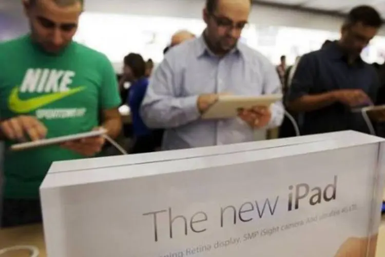 Consumidores observam novo iPad em loja da Apple em Toronto (Mark Blinch/Reuters)