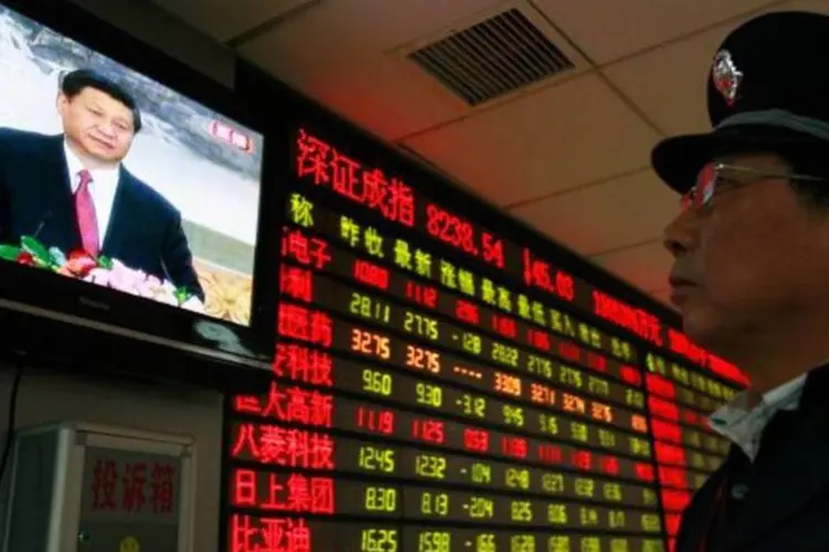 Segurança assiste depoimento do líder chinês Xi Jinping na televisão (Reuters)