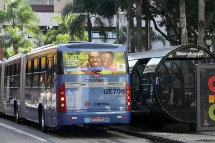 As investigações indicaram que a maioria dos roubos ocorria em terminais de ônibus de Curitiba, com prejuízo estimado em R$ 2 milhões para a Caixa (Prefeitura de Curitiba/Divulgação)