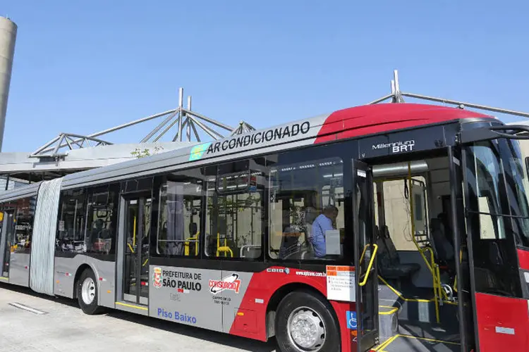 Ônibus; o número médio de ônibus em circulação este ano vem caindo a cada mês (Fabio Arantes/SECOM/Divulgação)