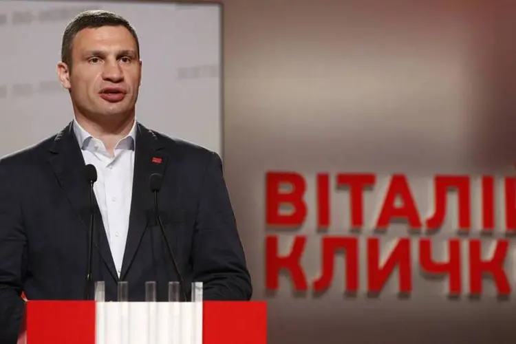  Vitaly Klitschko, um ex-campeão mundial dos pesos pesados, discursa durante uma conferência de imprensa em Kiev, na Ucrânia (David Mdzinarishvili/Reuters)