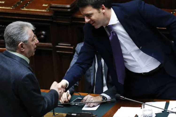 Primeiro-ministro da Itália, Matteo Renzi, cumprimenta o antigo líder da Liga do Norte Umberto Bossi durante audiência na Câmara dos Deputados, em Roma (Giampiero Sposito/Reuters)