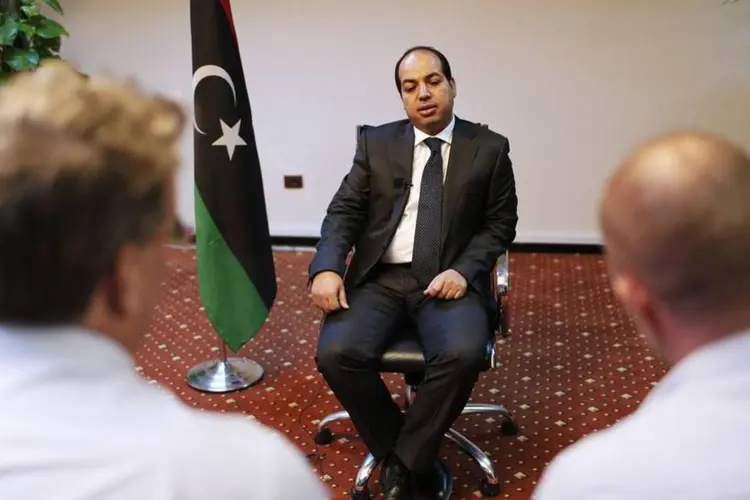 Novo primeiro-ministro da Líbia, Ahmed Maiteeq, fala durante entrevista com jornalistas da Reuters em Trípoli (Ahmed Jadallah/Reuters)
